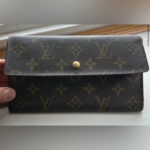 Authentic Louis Vuitton Sarah wallet